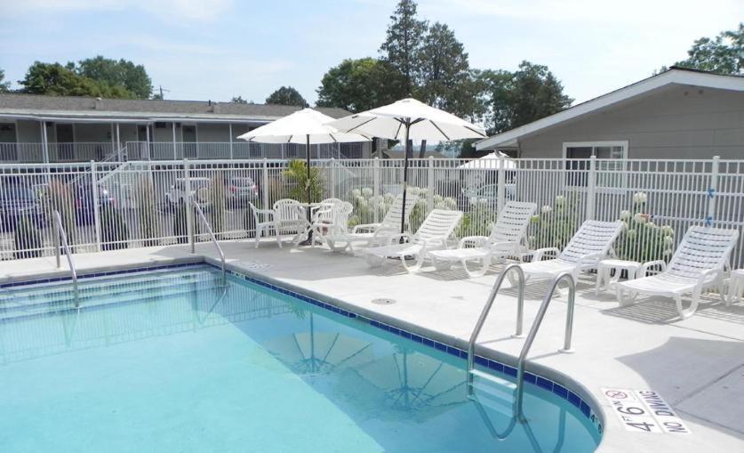 פיש קריק Spruce & Shore Motel מראה חיצוני תמונה